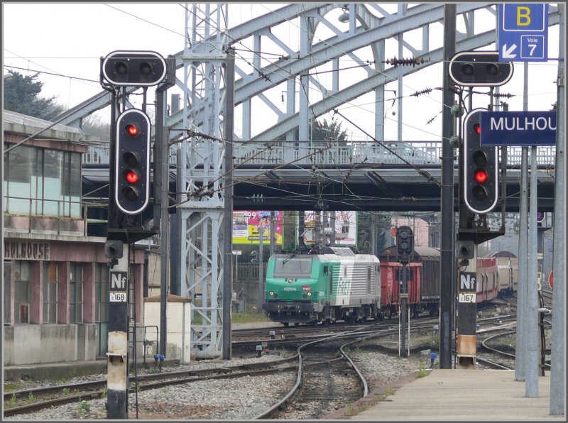427014 trifft mit einem Gterzug in Mulhouse ein. (08.04.2008)