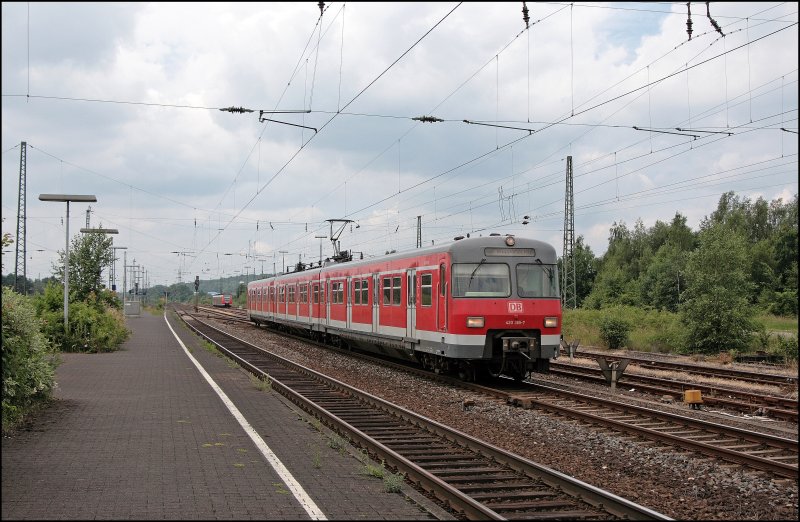 428 885/385 fhrt als S9 von Wuppertal Hbf komment im Zielbahnhof Haltern am See ein. Nach kurzem Aufenthalt geht es zurck nach Wuppertal. (15.06.2008)

