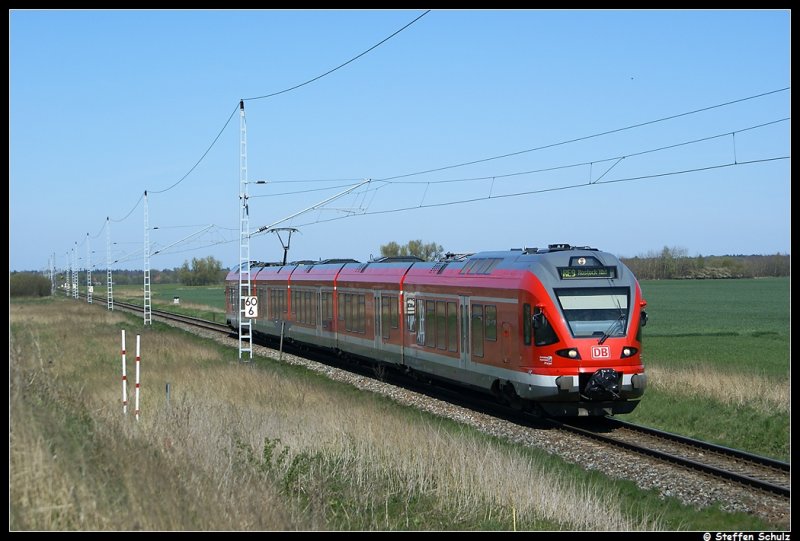 429 527 mit dem RE33214 aus Sassnitz zum Rostock Hbf am 19.04.09 in Mnchhagen.