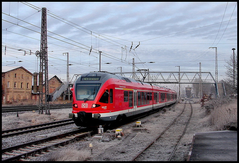 429 528-3 kehrt an einem Wintermorgen von der Insel Rgen, nach Stralsund zurck.