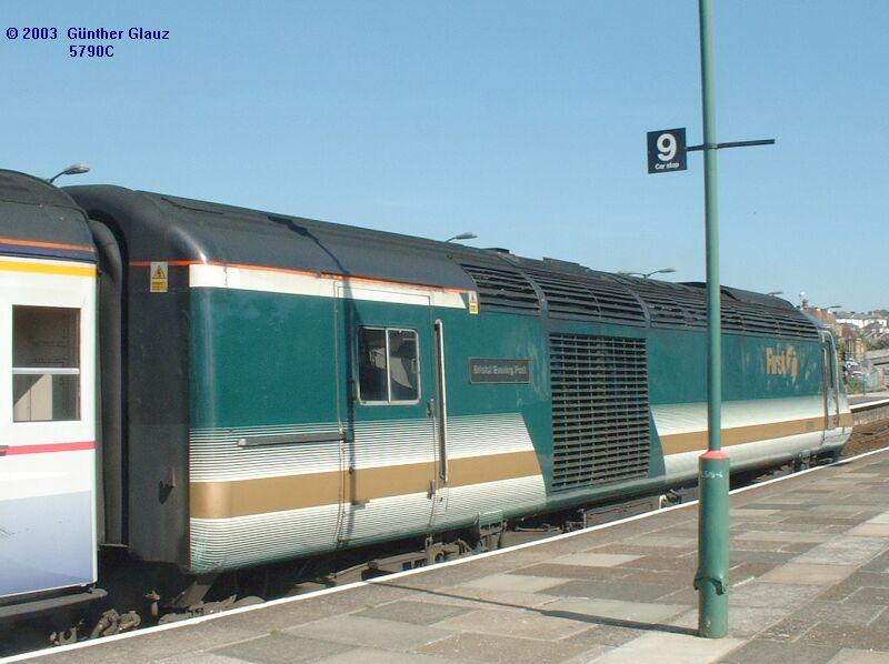 43 150 First am 17.09.2003 im Bahnhof Plymouth. Die Lok hat nur einen Fhrerstand wie die Triebkpfe vom ICE1 und auch an beiden Zugenden eine Lok, allerdings nicht fest mit den Wagen gekoppelt, wie beim ICE1. Ob diese Zge auch mit einer Lok und einen Steuerwagen fahren, ist mir nicht bekannt.