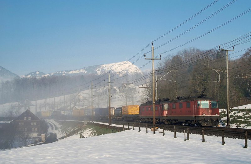430 11362 und 620 11610 'Spreitenbach' mit einem Gterzug bei Steinen (26.03.2007)