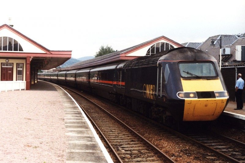 43119 und 43167 (hinter) mit York-Inverness auf Bahnhof Aviemore am 01-08-1999. Bild und scan: Date Jan de Vries.