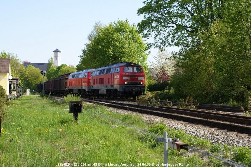 43194 mit den hutzenlosen 225 026 und 225 024 an der Spitze erreichen hier in Lindau-Aeschach das Verbindungsgleis nach Lindau-Reutin.
24.04.09