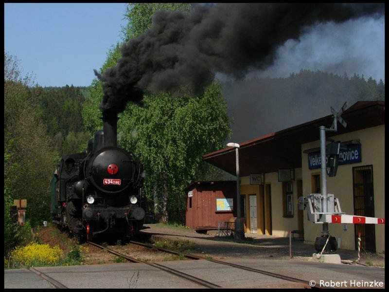 434.2186 mit dem Sonderzug von Jaromer nach Trutnov bei als Zvl.Os 39338 am 02.05.2009