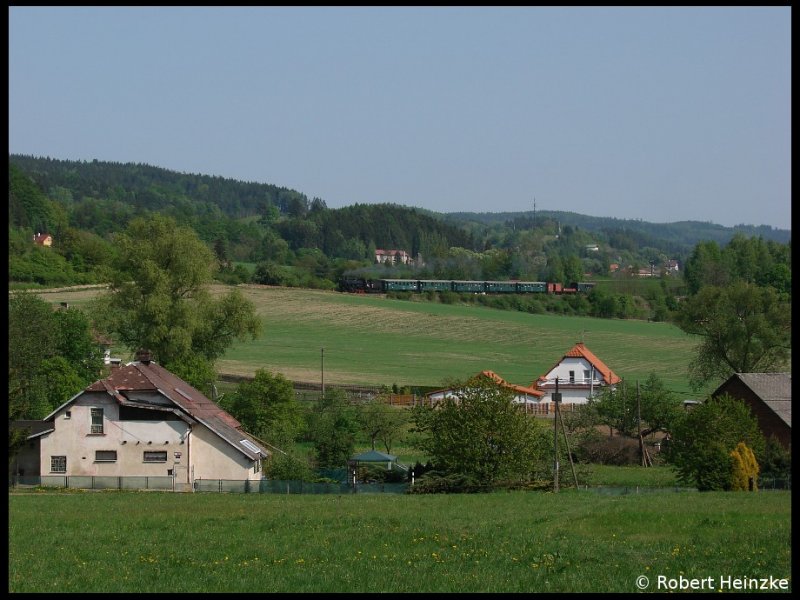 434.2186 mit dem Sonderzug von Jaromer nach Trutnov bei Velke Svatonovice als Zvl.Os 39338 am 02.05.2009