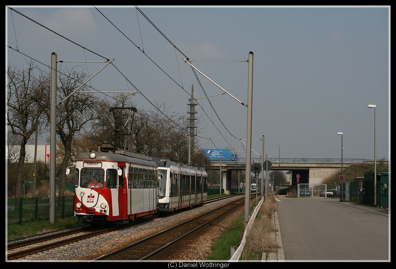 4357 mit dem liegengebliebenen 4117 am 3. April 2009 zwischen dem Hp Bensheimer Strae und Kfertal OEG Bf.