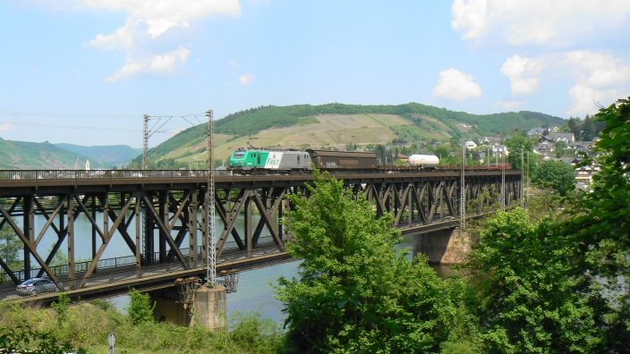 437 024 der SNCF/FRET berquert gerade in Bullay die Mosel und fhrt Richtung Trier. (14.5.2008)