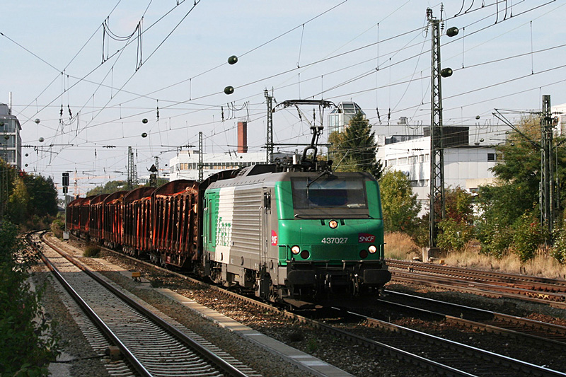 437 027 der SNCF mit Holzzug am 03.10.2009 am Heimeranplatz in Mnchen.