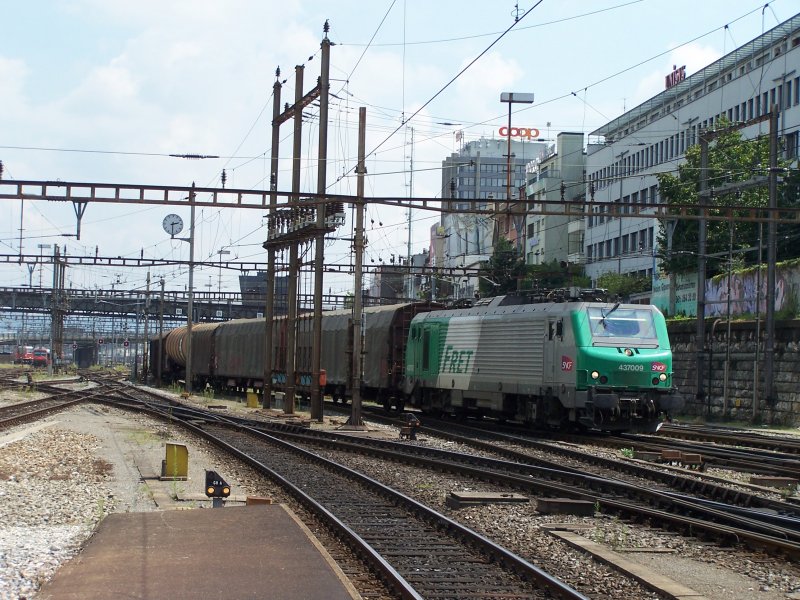 437009(Fretschen)ziehten ihren Gterzug nun gen Frankreich am 03.08.2007 im Bahnhof Basel SBB 