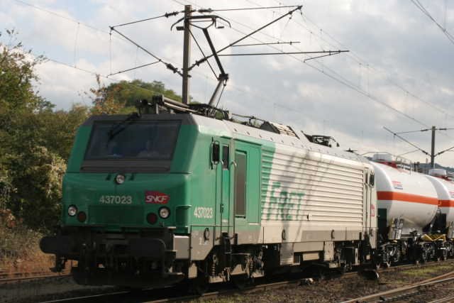 437023 bei der Fahrt von Thionville nach Trier. Der Zug passiert in wenigen Momenten die Grenze zwischen Frankreich und Deutschland, bei Apach. Unmittelbar nachdem das Foto entstand, wurde der Stromabnehmer vom Netz genommen und der Zug rollte gut 100m stromlos, bis der Stromabnehmer an das deutsche Stromsystem gefahren wurde; 22.10.2006