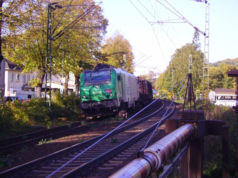 437023 zieht einen Gterzug durch Knigswinter (Oktober 2006)