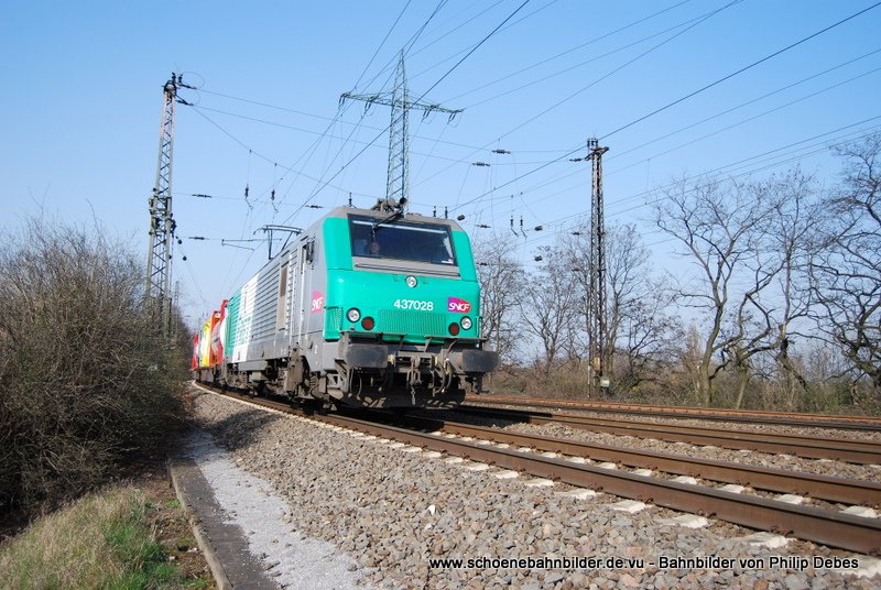 437028 (SNCF Fret) fhrt am 2. April 2009 mit GZ durch Duisburg Obermeiderich