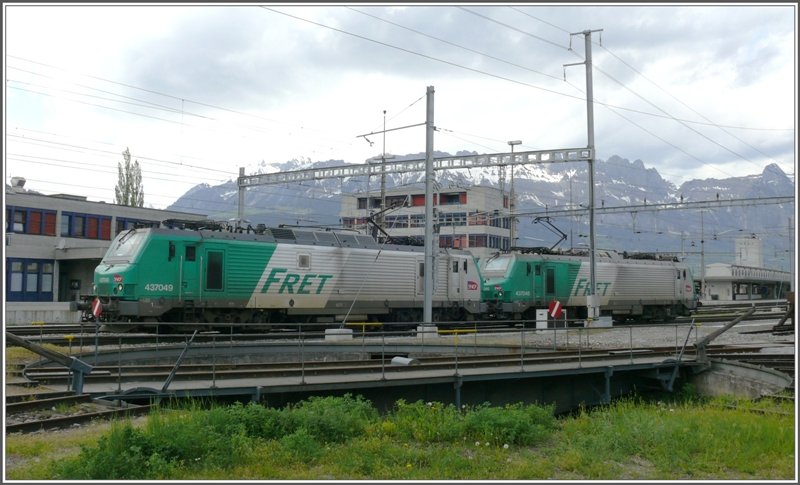 437049 und 437046 hinter der Drehscheibe in Buchs SG. (02.05.2008)