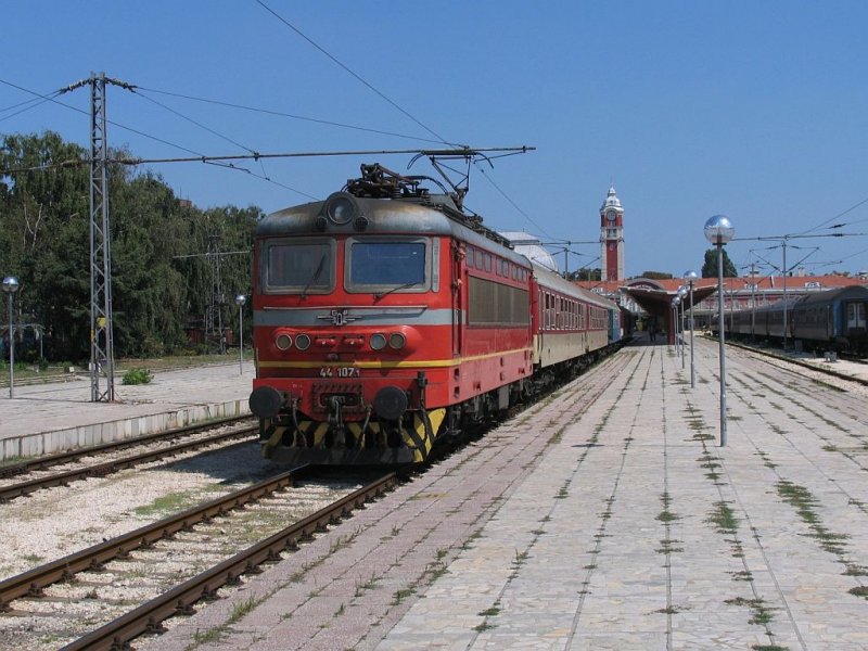 44 107 1 mit Zug 20164 Varna-Shumen auf Bahnhof Varna am 23-08-2006.
