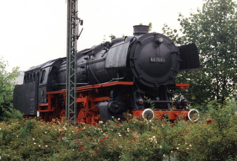 44 1085 steht auf einem Sockel abgestellt in einem Rosenbeet am 16.8.1995 in Kln-Westhafen.