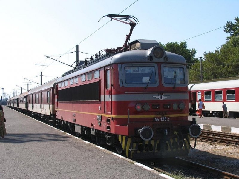 44 128 7 (Zeitungspapier als Sonnenschutzvorrichtung!) mit Zug 3621 Sofia-Burgas (София-Бургас)auf Bahnhof Burgas (Бургас) am 19-08-2006.