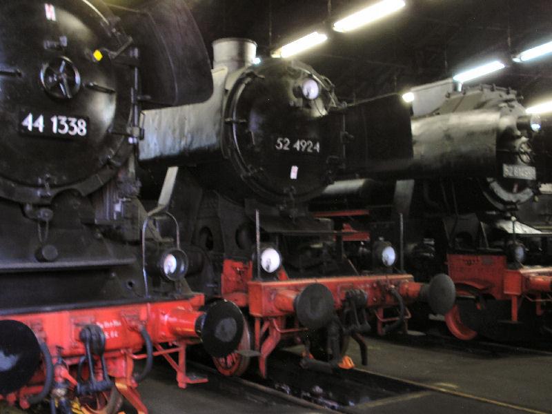 44 1338+ 52 492 im lokschuppen des Chemnitzer Eisenbahnmuseums
