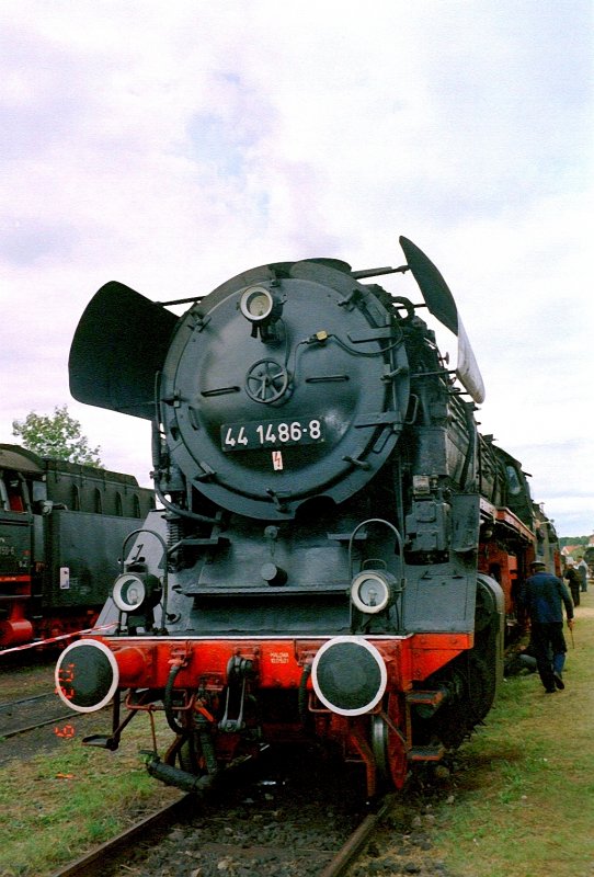 44 1486-8 auf dem Gelnde des frheren RAW Meiningen, Dampfloktage 1. 9. 2002