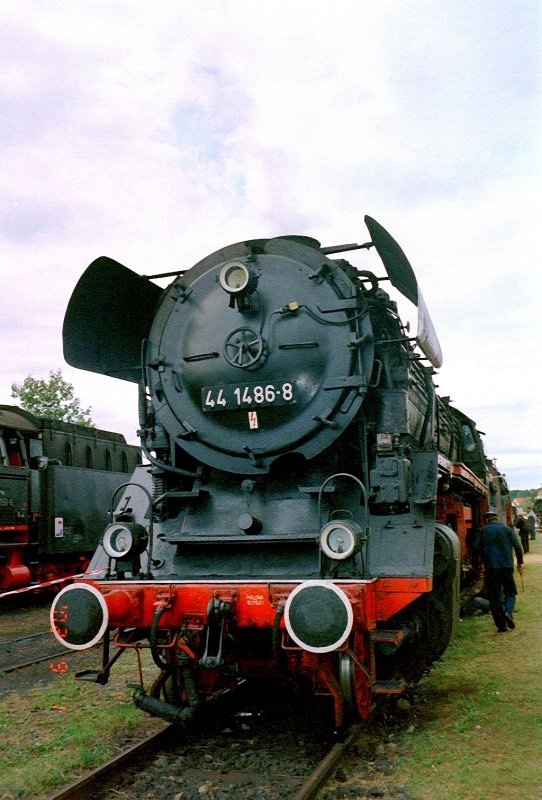 44 1486-8 auf dem Gelnde des frheren RAW Meiningen, Dampfloktage 1. 9. 2002