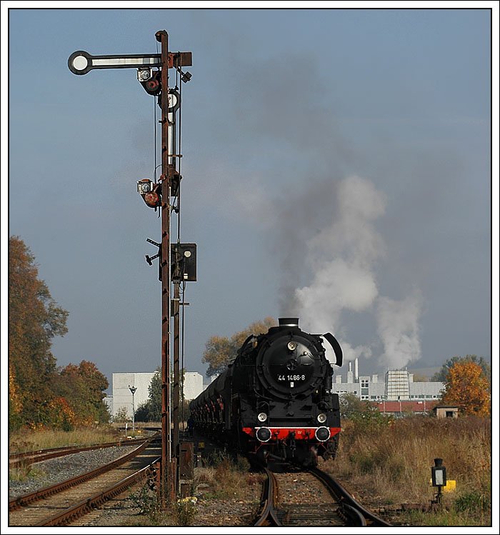 44 1486 am 11.10.2007 beim Halt in Wernshausen mit einer Kies Vorabfuhr, die aus 10 Wagen bestand.