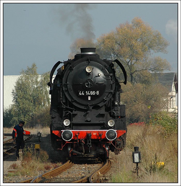 44 1486 am 11.10.2007 beim Halt in Wernshausen mit einer Kies Vorabfuhr, die aus 10 Wagen bestand.