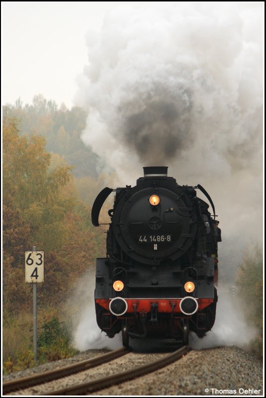 44 1486 ist am 27.10.07 in voller Fahrt zwischen Niederstrigis und Rowein unterwegs.