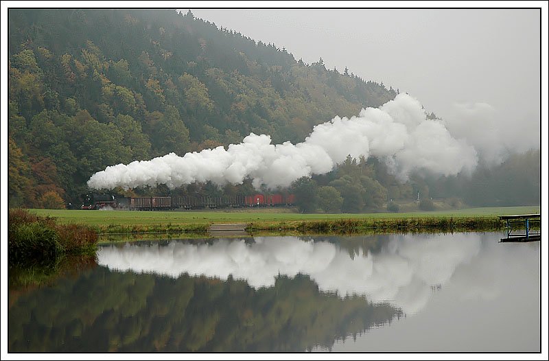 44 1486 bei den Fischteichen nchst Schwallungen vor Wasungen auf dem Weg nach Walldorf am 2. Plandampftag im Werratal am 12.10.2007 aufgenommen. Ein Foto von dieser Stelle gibt es hier ja schon. Mir gefllt das Bild, obwohl ich etwas frher htte auslsen sollen.