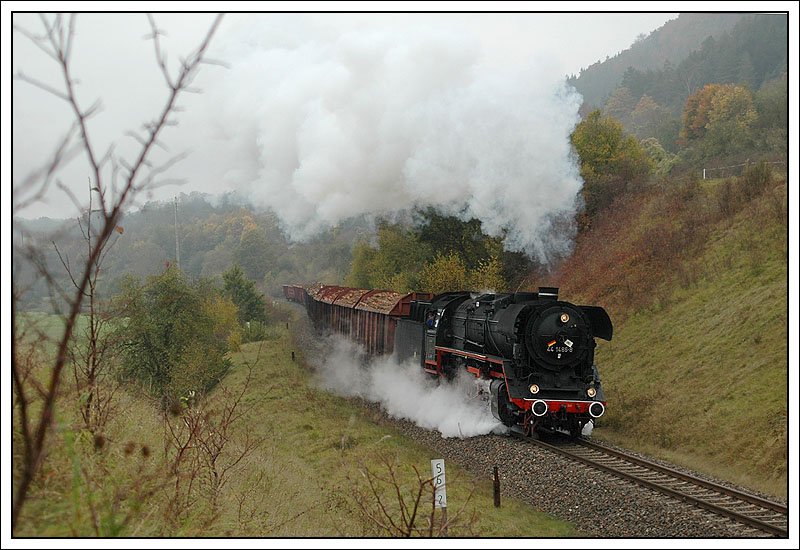 44 1486 hat am zweiten Plandampftag im Werratal (12.10.2007) in Walldorf einen ca. 1100 Tonnen schweren Holzzug bernommen, und bring diesen nach Meiningen. Da Aufnahme entstand ca. 2 Kilometer nach Walldorf.