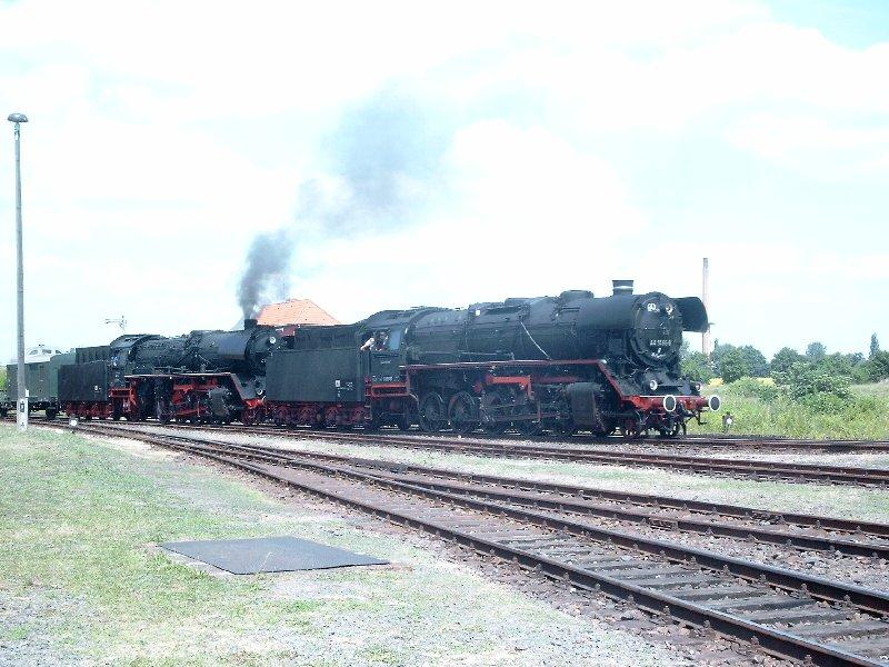 44 1486+41 1231 der Stafurter Eisenbahnfreunde mit Fotogterzug beim Stafurter Dampflokfest 