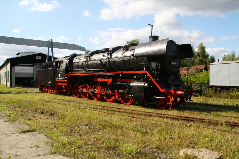 44 2697-0 am 12.09.09 im ehemaligen BW Falkenberg oberer Bahnhof vor der ehemaligen Wagenhalle. Zur Zeit ist die Anlage nur an wenigen Tagen im Jahr zugnglich, hier soll aber in Zukunft ein Eisenbahnmuseum entstehen.