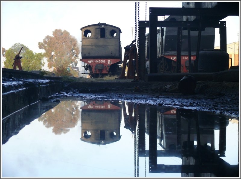 440.008 fhrt am frhen Morgen ber die Drehscheibe wieder ans Tageslicht. (29.10.2008)