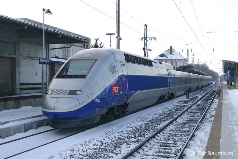 4401 in seiner vollen Pracht am 20.12.2005 in Gnzburg Gleis 1. Schade das die Schwesterfahrzeuge nicht diese Lackierung erhalten haben...