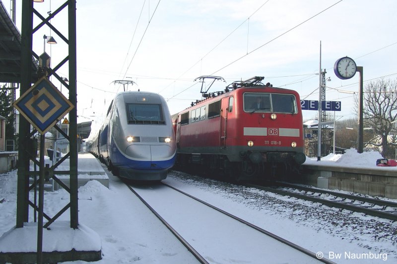 ...4401 wird am 20.12.2005 in seiner Pause in G�nzburg von 111 018 �berholt. Der TGV wirkt gegen�ber der 111 recht zierlich!