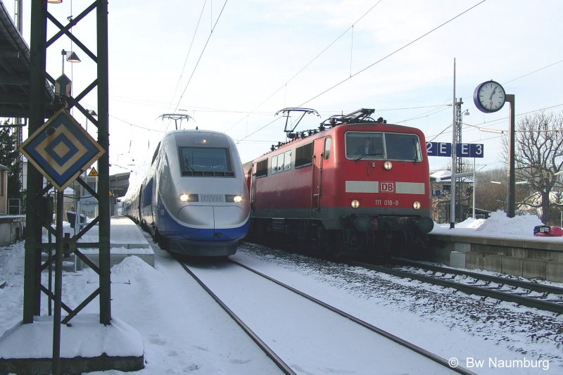 ...4401 wird am 20.12.2005 in seiner Pause in Gnzburg von 111 018 berholt. Der TGV wirkt gegenber der 111 recht zierlich!