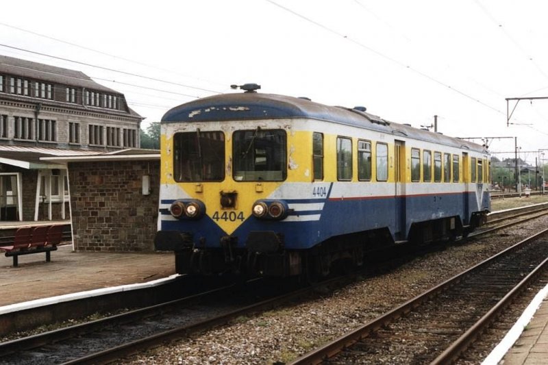 4404 mit Lokalzug zwischen Libramont und Dinant auf Bahnhof Libramont am 18-5-2001.