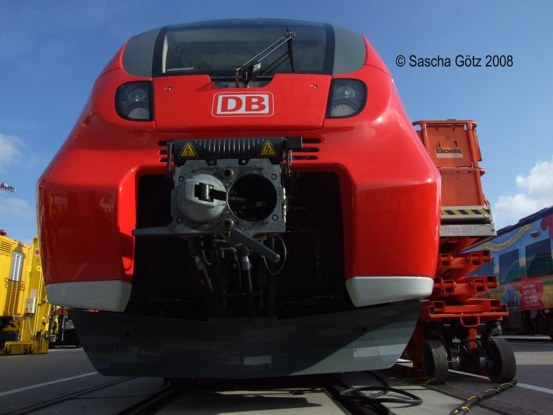 442 212 von Bombardier frontal von unten gesehen auf der InnoTrans 2008 in Berlin 27.09.08