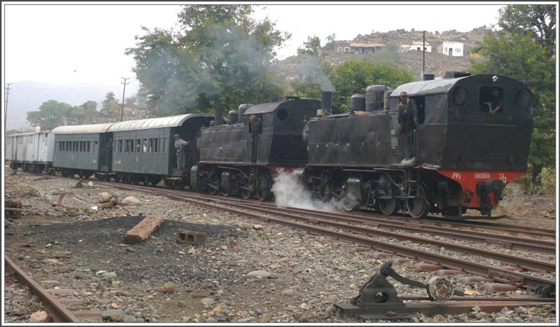 442.54 und 442.55 fahren mit ihrem GmP in Ghinda ein. Ghinda ist der grsste Bahnhof an der Strecke Asmara - Massawa und eigentlicher Ausgangspunkt der Bergstrecke. (29.10.2008)
