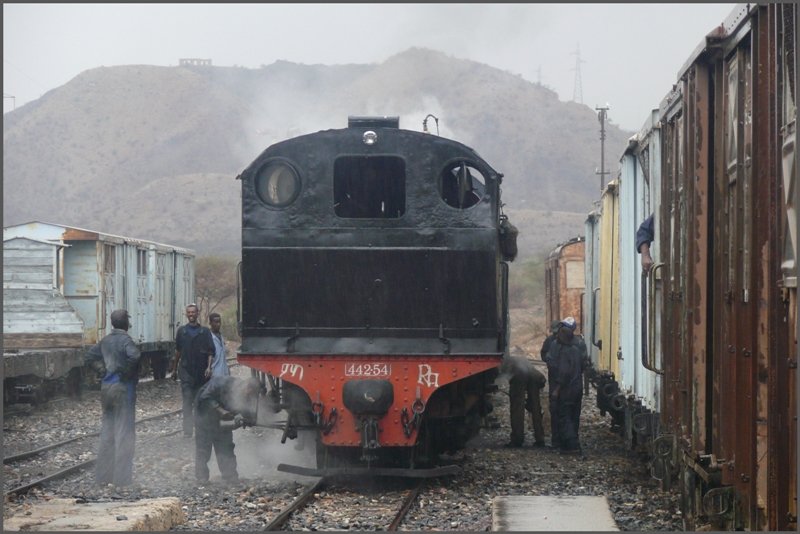 442.54 und 442.55 sind eingetroffen in Mai Atal und die Lokmannschaften werden gehrig geduscht von einem Gewitter, das sich hier entladen hat. (29.10.2008)