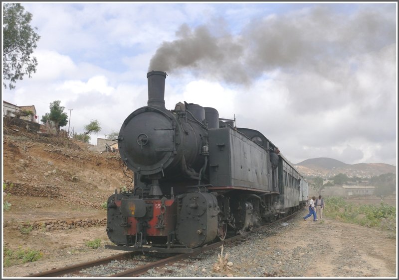 442.55 setzt oberhalb Ghinda zu einer Scheinanfahrt zurck. (31.10.2008)
