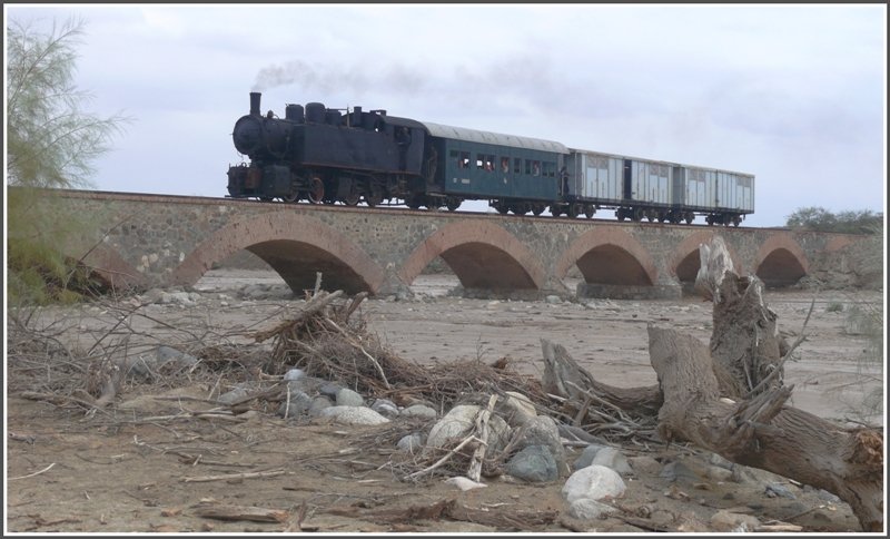 442.55 berquert wieder das ausgetrocknete, aber mit viel Geschiebe gefllte Flussbett hinter Moncullo. (30.10.2008)