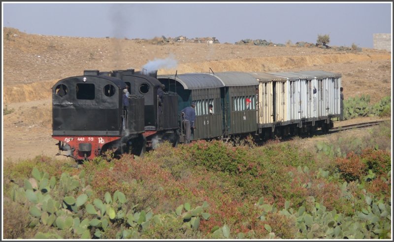 442.59 und442.55 nhern sich der Ausweichstelle am Summit, dem hchsten Punkt der Strecke auf 2394m /M. (31.10.2008)
