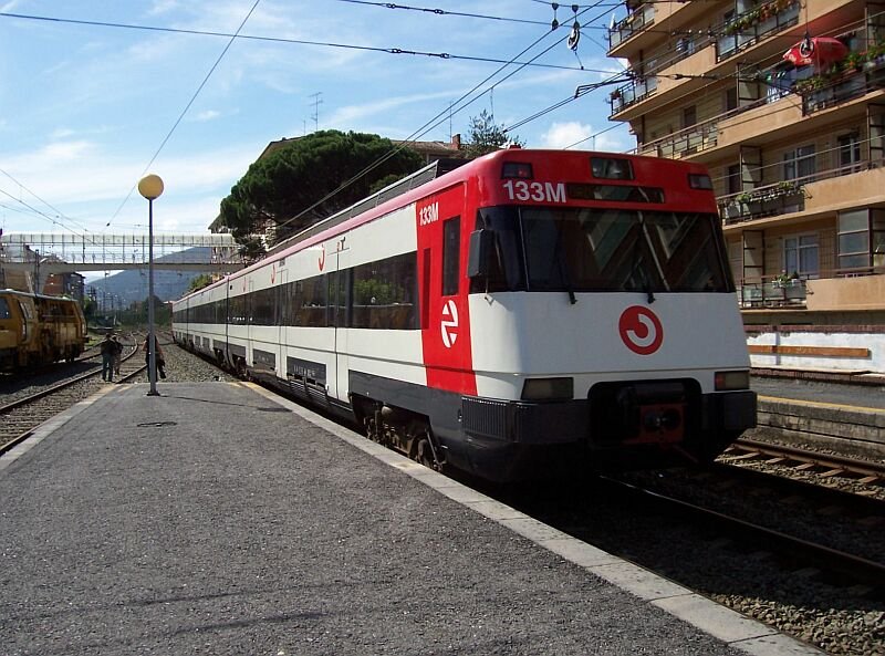 446 133 der Line C3 verlt von Bilbao-Abando kommend den Bahnhof Llodio nach Orduna, aufgenommen im September 2005.