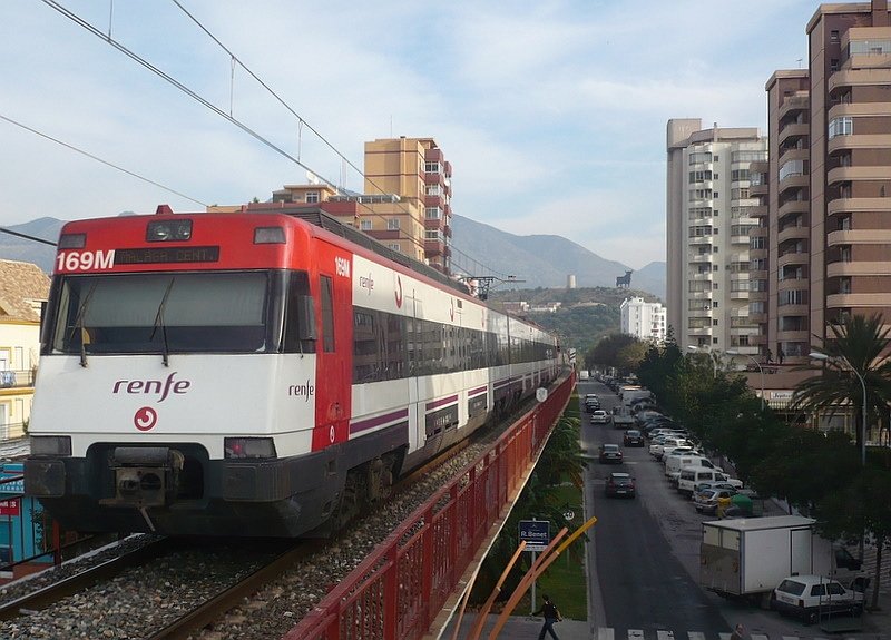 446-169 verlt am 09.11.2007 die Station Los Boliches in Richtung Malaga, dieser Abschnitt der Renfe-Cercanias C1 Malaga - Fuengirola ist als Hochbahn angelegt.