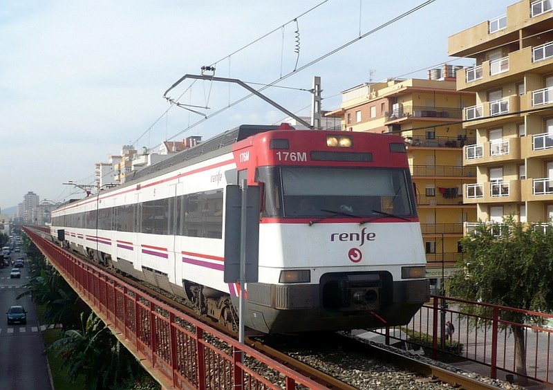 446-176 fhrt am 09.11.2007 von Fuengirola kommend in die Station Los Boliches ein.