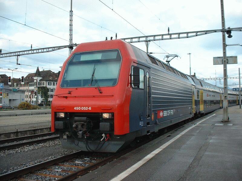 450 052 mit Zricher S-Bahn-Zug am 19.10.2002 in Rapperswil.