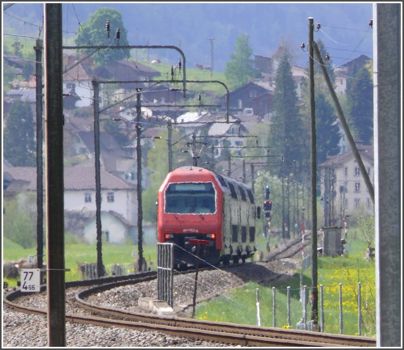 450 077-3 fhrt bei Leuggelbach Richtung Linthal. Die Luft an diesem spten Morgen ist schon sehr aufgeheizt. (04.05.2008)