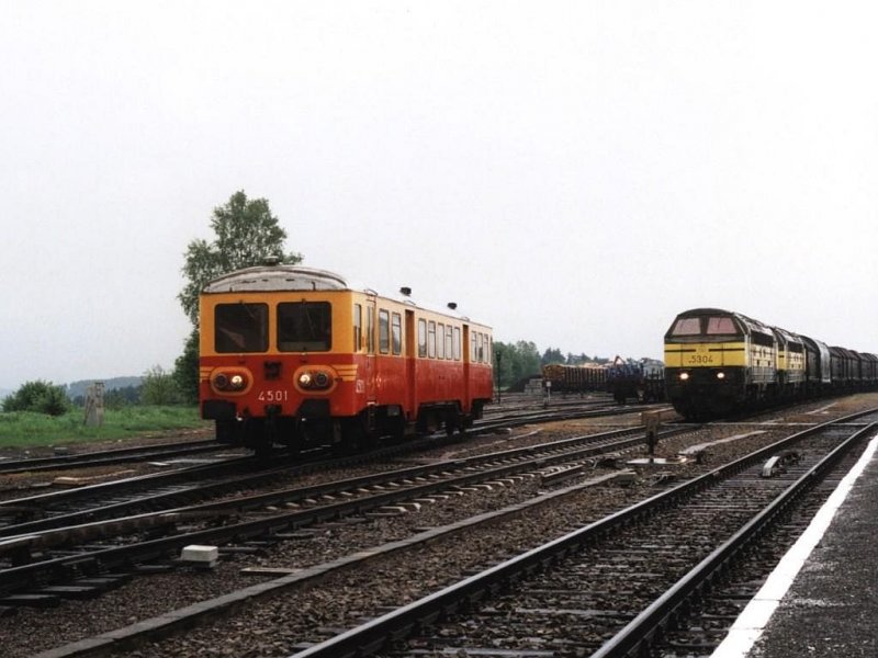 4501 auf Bahnhof Bertrix am 18-5-2001.