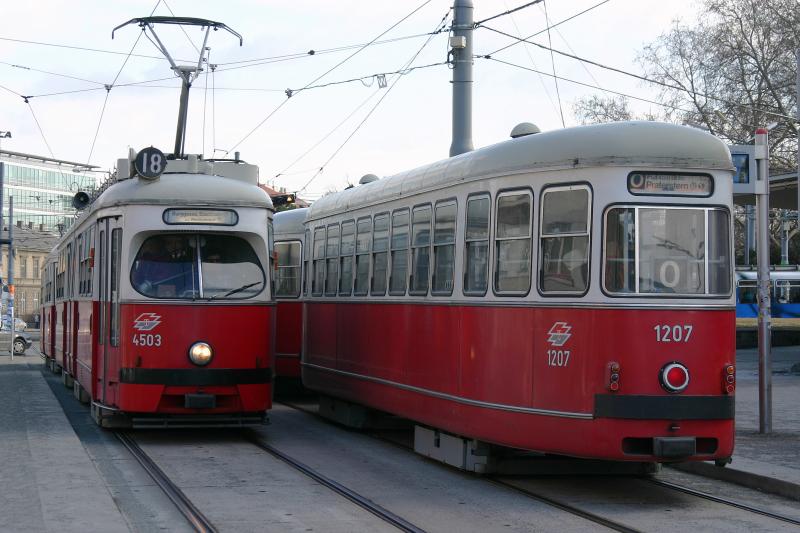 4503 der Linie 18 am 9.2.2006 vor dem Wiener S�dbahnhof.