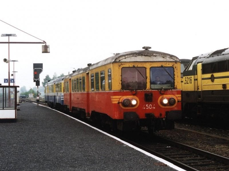 4504 und 4404 mit L 6060 zwischen Dinant und Libramont auf Bahnhof Bertrix am 18-5-2001.